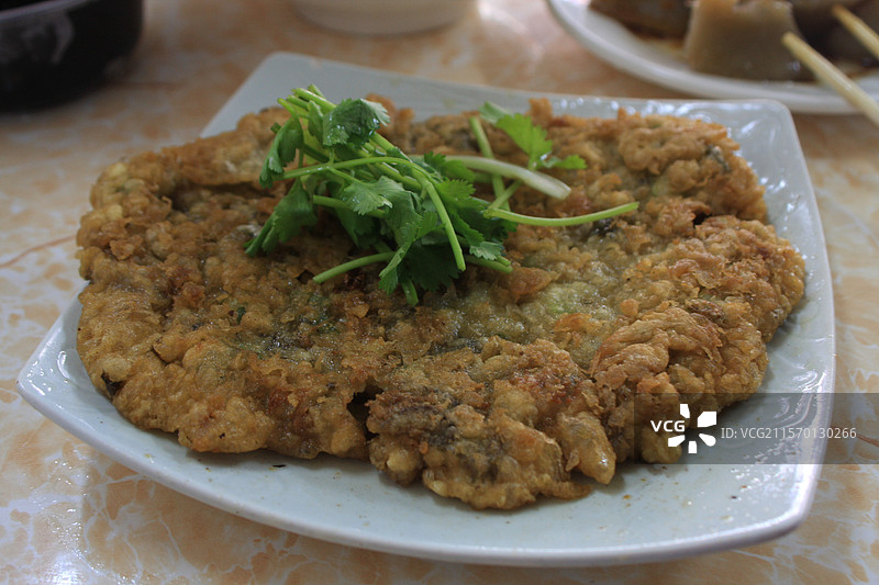 桌上盘子里潮汕小吃蚝仔烙的特写镜头图片素材