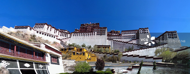 照片展现拉萨布达拉宫白宫红宫依山而建错落有致在湛蓝天空映衬下尽显雄伟壮丽与庄严神秘图片素材