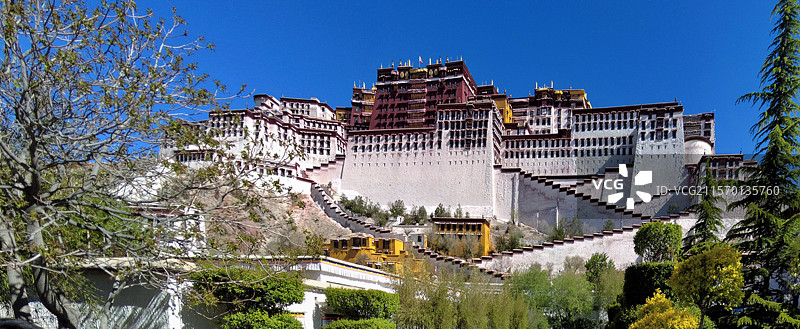 照片展现拉萨布达拉宫白宫红宫依山而建错落有致在湛蓝天空映衬下尽显雄伟壮丽与庄严神秘图片素材