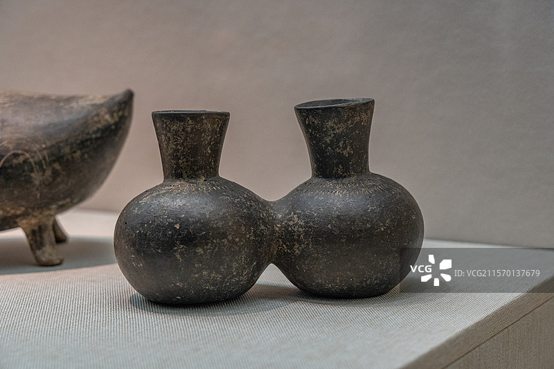 深圳博物馆展示深圳博物馆展示伊朗西北部，吉兰省公元前1千纪初的文物二连壶图片素材