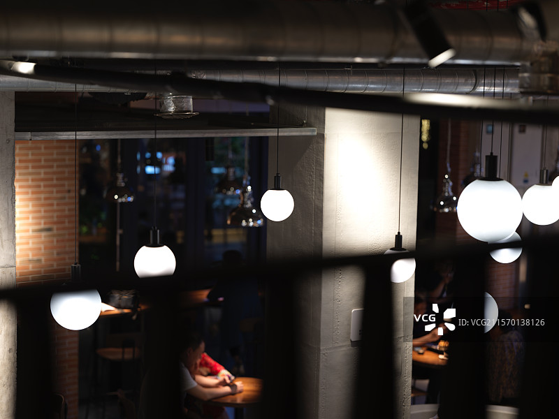 在人声鼎沸的咖啡馆 拍下平静 安然 无所求的一角 手里的咖啡杯和相机一样 从不吵闹图片素材