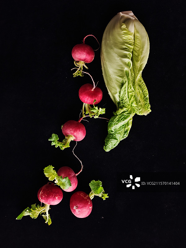 手机静物黑白底罗卜白菜各有所爱蔬菜特写图片素材