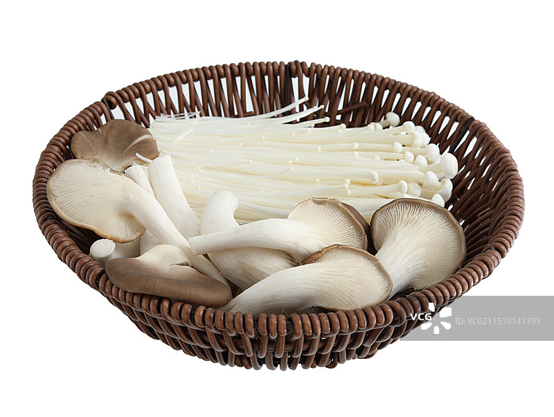 一篮子新鲜食材食用菌平菇和金针菇的白底图图片素材