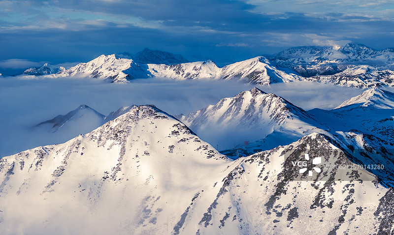夹金山雪山与云雾图片素材