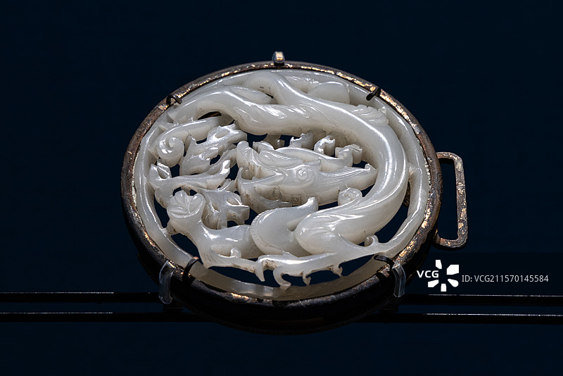 上海博物馆东馆中国古代玉器馆铜框龙纹玉带饰 明 圆应塔地宫图片素材