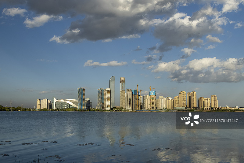 银川阅海湾中央商务区蓝天白云图片素材