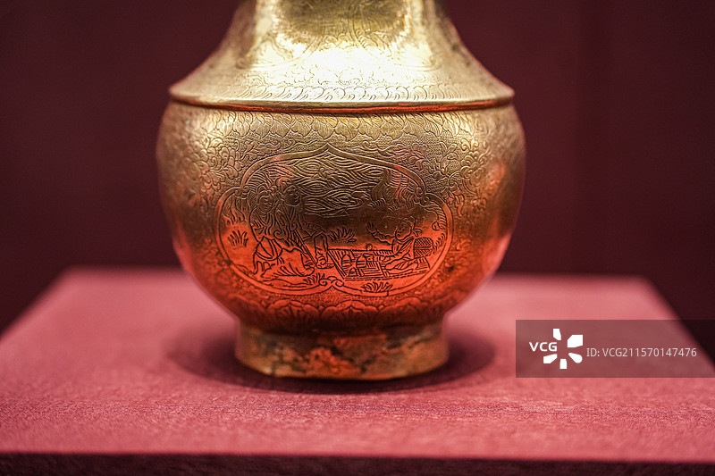 辽代 折肩孝子图鎏金錾花银壶 陈国公主与驸马合葬墓出土 内蒙古博物院图片素材