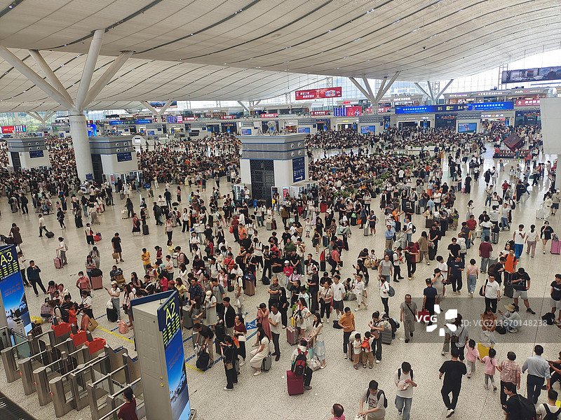 五一节人头攒动的深圳北动车站图片素材