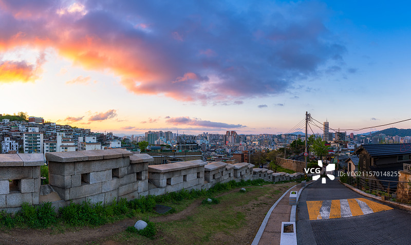 韩国首尔特别市，东大门区，骆山公园Naksan Park，旧城墙，城垣，日出，朝霞，梨花洞壁画村图片素材