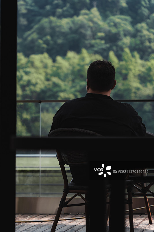 坐着的人的背影图片素材