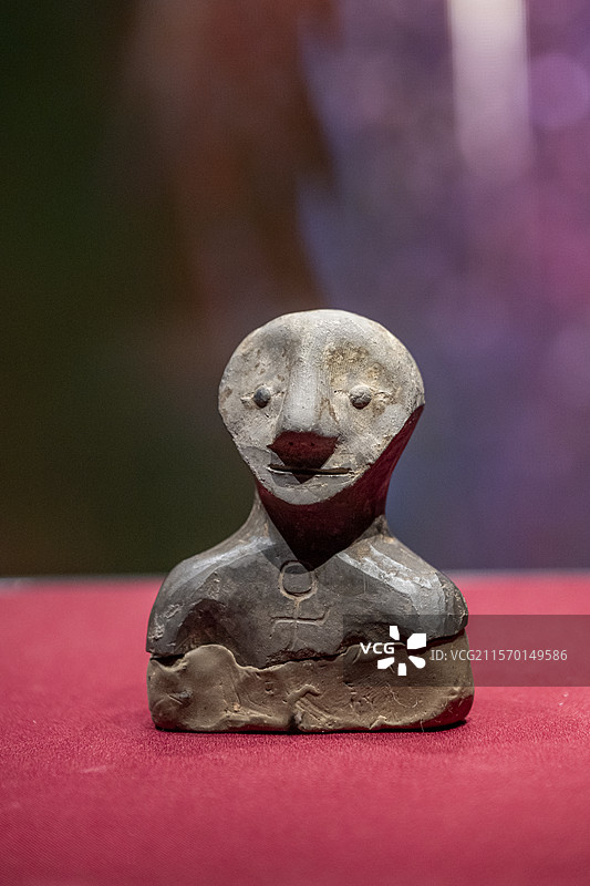 陶人  胸前有商王的子字 甲骨文图片素材