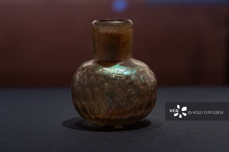 伊朗德黑兰大学穆卡达姆博物馆藏文物玻璃香水瓶图片素材