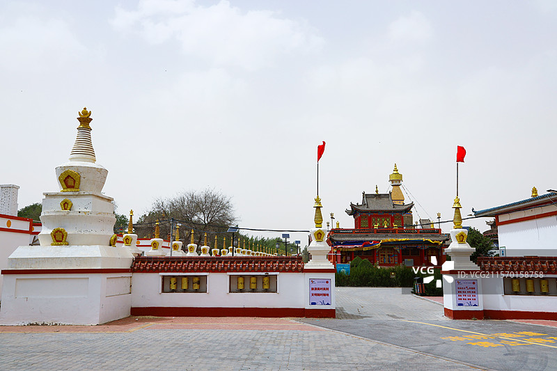 内蒙古自治区鄂尔多斯市乌审旗，沙尘暴中的乌审召庙图片素材