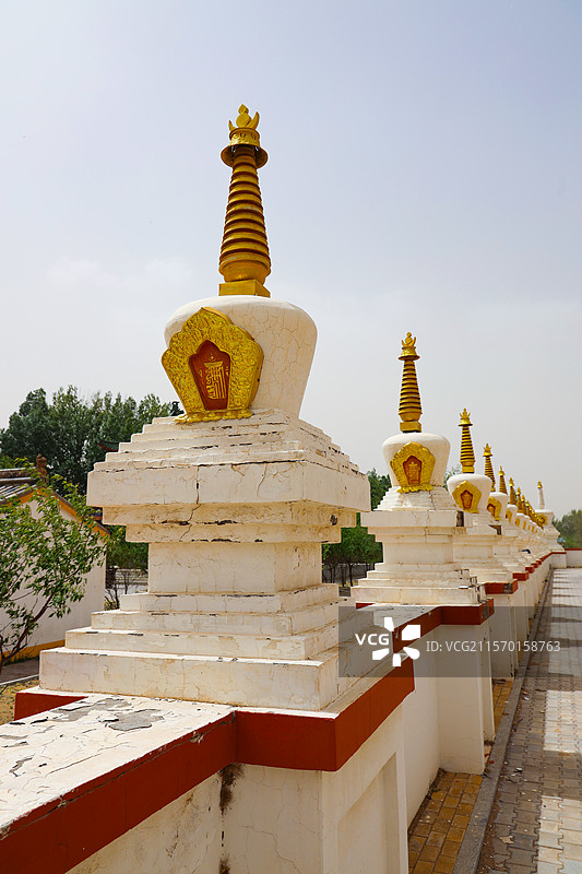 内蒙古自治区鄂尔多斯市乌审旗，沙尘暴中的乌审召庙图片素材