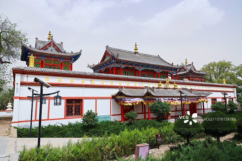 内蒙古自治区鄂尔多斯市乌审旗，沙尘暴中的乌审召庙图片素材