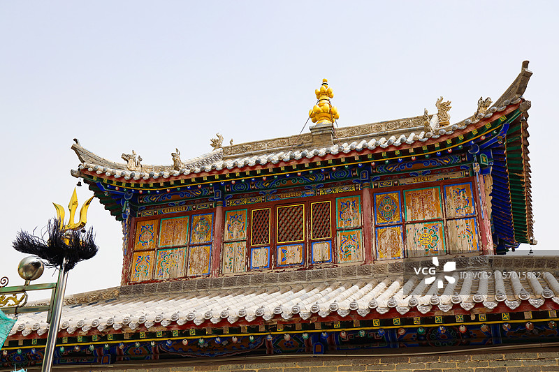 内蒙古自治区鄂尔多斯市乌审旗，沙尘暴中的乌审召庙图片素材