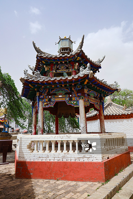 内蒙古自治区鄂尔多斯市乌审旗，沙尘暴中的乌审召庙图片素材