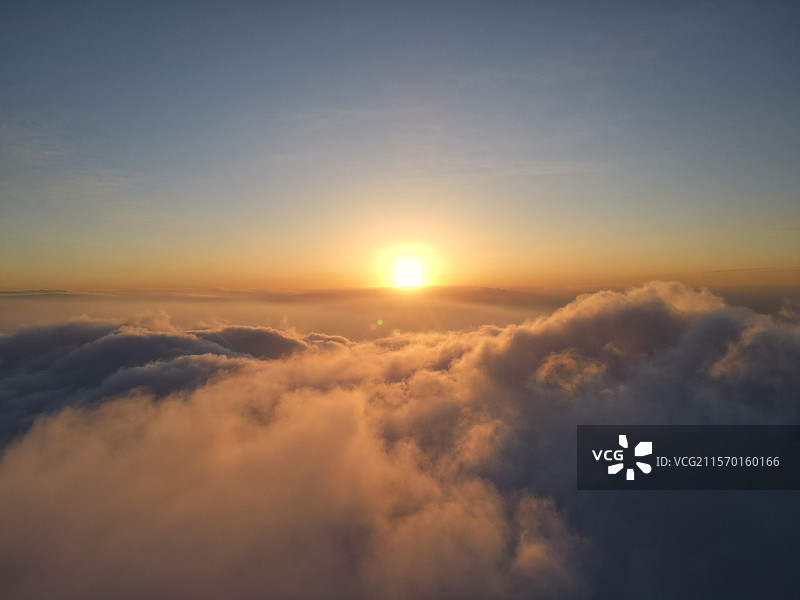 十字岭穿越云海的日出图片素材