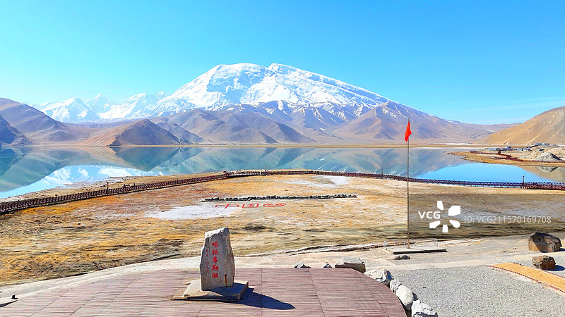 冰川与雪山倒影图片素材