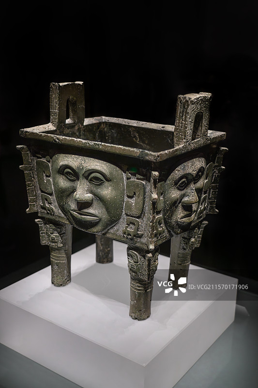 湖南长沙湖南博物院展品商朝人面铜方鼎图片素材