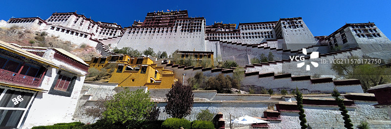 照片展现拉萨布达拉宫白宫红宫依山而建错落有致在湛蓝天空映衬下尽显雄伟壮丽与庄严神秘图片素材