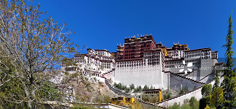 照片展现拉萨布达拉宫白宫红宫依山而建错落有致在湛蓝天空映衬下尽显雄伟壮丽与庄严神秘图片素材