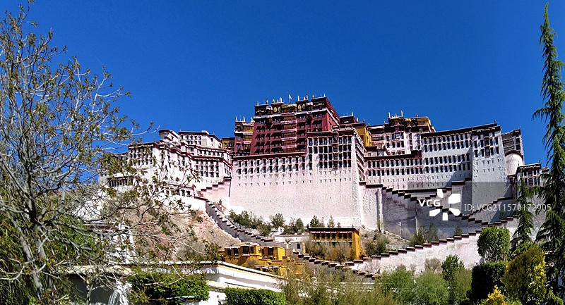 照片展现拉萨布达拉宫白宫红宫依山而建错落有致在湛蓝天空映衬下尽显雄伟壮丽与庄严神秘图片素材