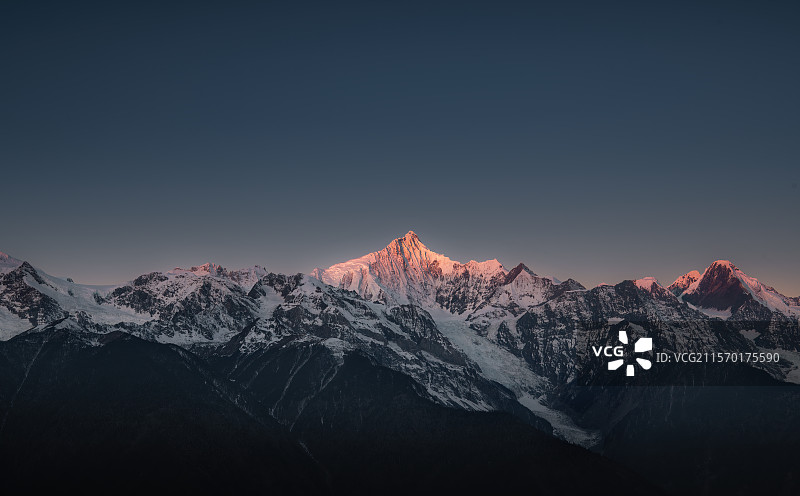 云南香格里拉梅里雪山日照金山(二)初照之金，淡雅、柔和，仿佛天地间最温柔的唤醒图片素材