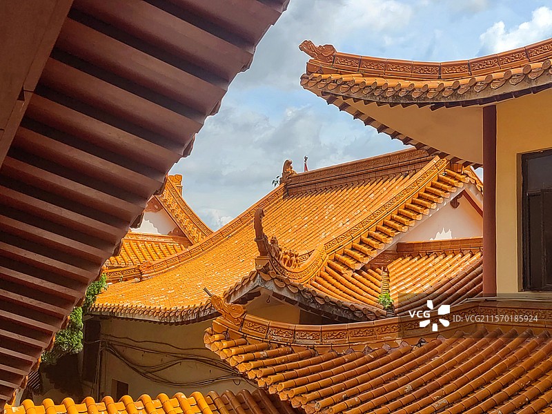 弘法寺随拍深圳仙湖植物园梧桐山下，弘法寺依山傍水，禅宗临济派。建筑恢宏壮观斗拱飞天，屋顶金碧辉煌。图片素材