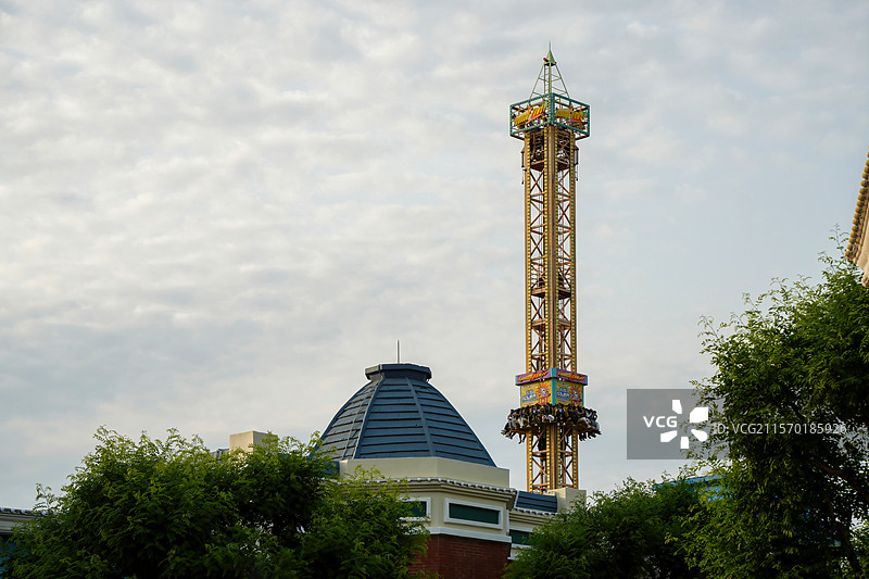 山东泰安方特游乐园的太空飞梭跳楼机游乐设施图片素材