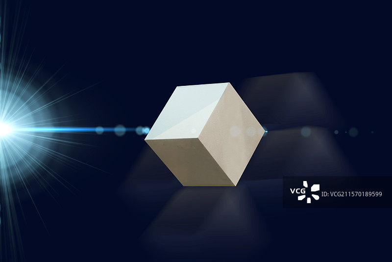 黑色背景下的玩具特写镜头，镜头光晕里的立方体图片素材