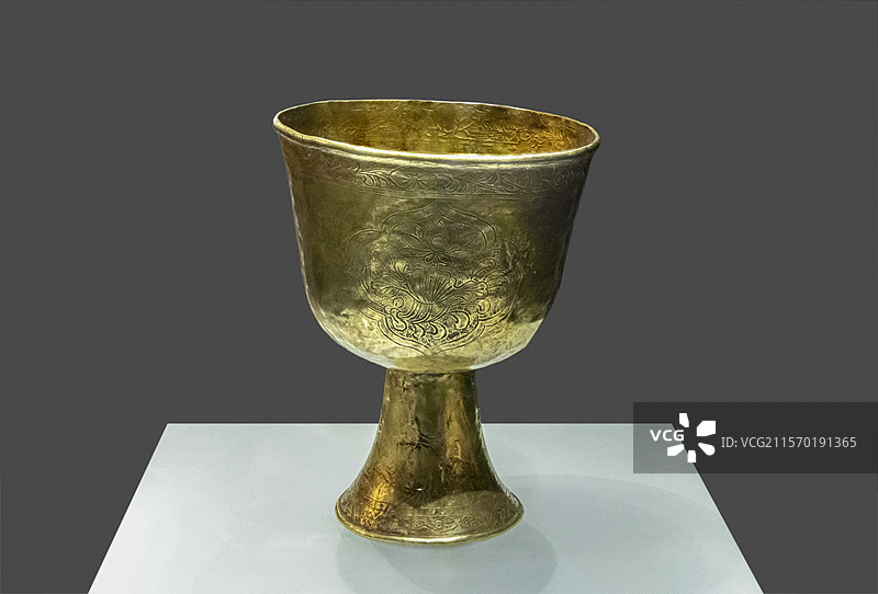 内蒙古博物院“交融汇聚”展：高足金杯（元代，锡林郭勒盟镶黄旗出土，内蒙古博物院藏）图片素材