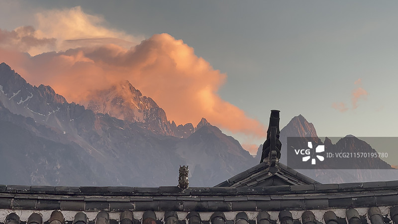 丽江白沙村日照金山图片素材