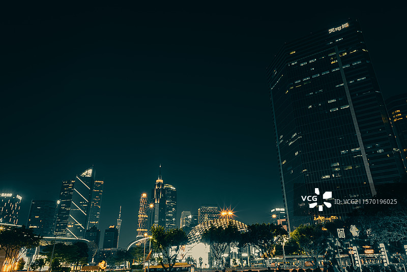 广州天河体育中心和花城广场的夜景图片素材