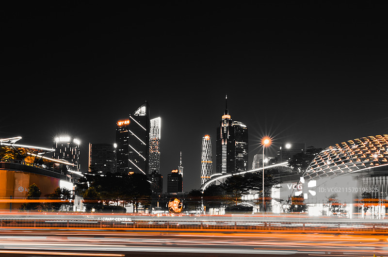广州天河体育中心和花城广场的夜景图片素材