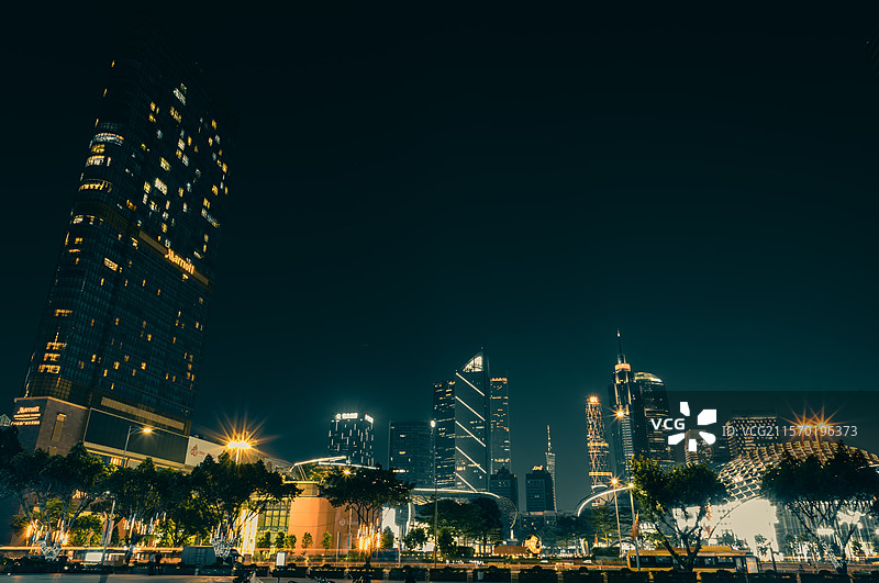 广州天河体育中心和花城广场的夜景图片素材