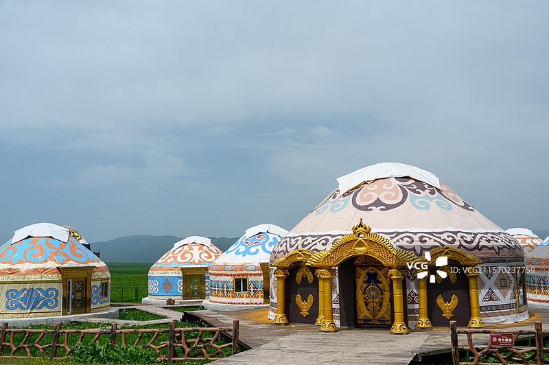 新疆伊犁那拉提草原上的蒙古包风情图片素材