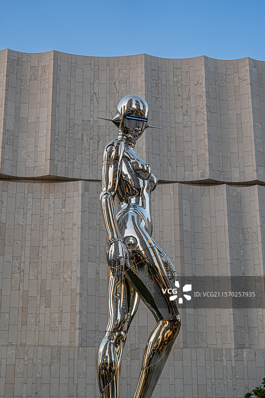 上海博物馆户外 大型现代雕塑 空山基 未来感 科技感 金属感图片素材