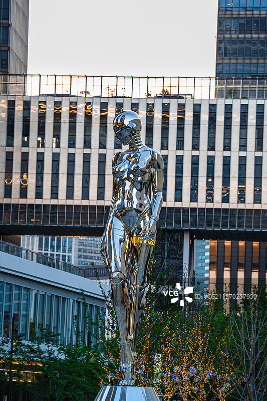 上海博物馆户外 大型现代雕塑 空山基 未来感 科技感 金属感图片素材