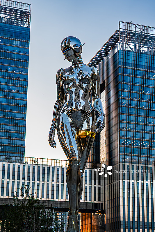 上海博物馆户外 大型现代雕塑 空山基 未来感 科技感 金属感图片素材