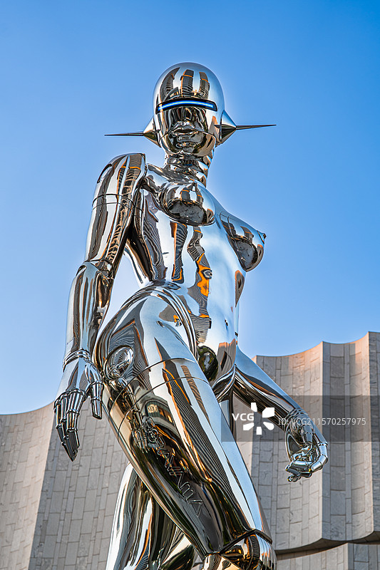 上海博物馆户外 大型现代雕塑 空山基 未来感 科技感 金属感图片素材