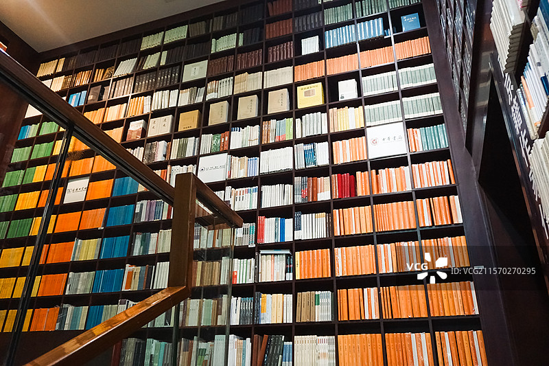 图书馆书架上书籍的低角度视角图片素材