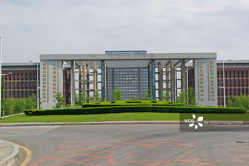 中国医科大学沈北校区南门，沈阳沈北新区，春夏城市户外建筑风光，南区教学楼外观，医学医科医疗，高校教育图片素材