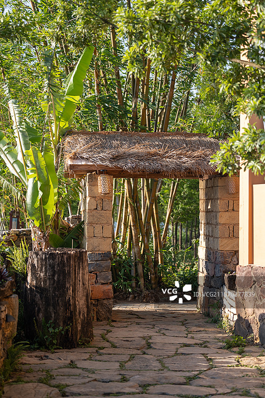 乡村小院茅草拱门绿植景观图片素材