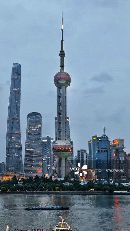 北外滩看东方明珠塔图片素材