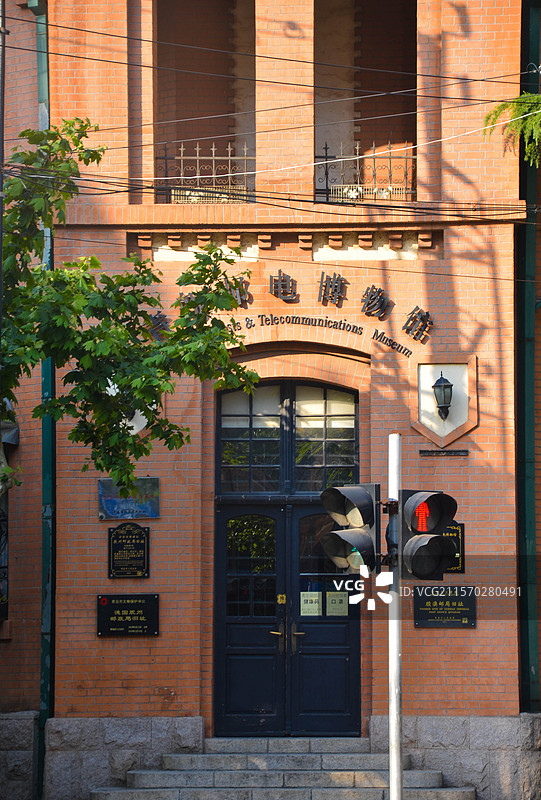 青岛邮电博物馆门头，光影，红绿灯图片素材