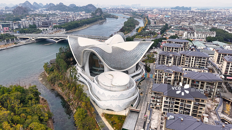 广西桂林风光：桂花造型的漓江歌剧院图片素材