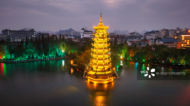 广西桂林风光：日月双塔夜景灯光图片素材