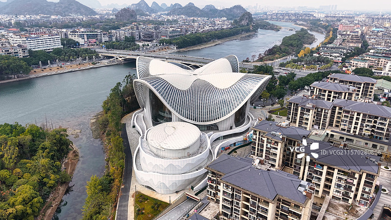 广西桂林风光：桂花造型的漓江歌剧院图片素材