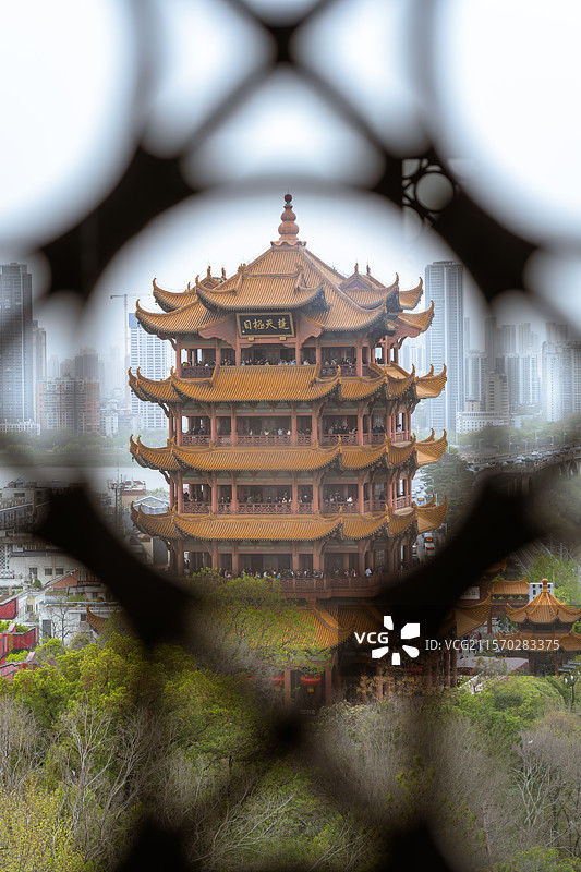 武汉白云阁窗景视角下的黄鹤楼图片素材